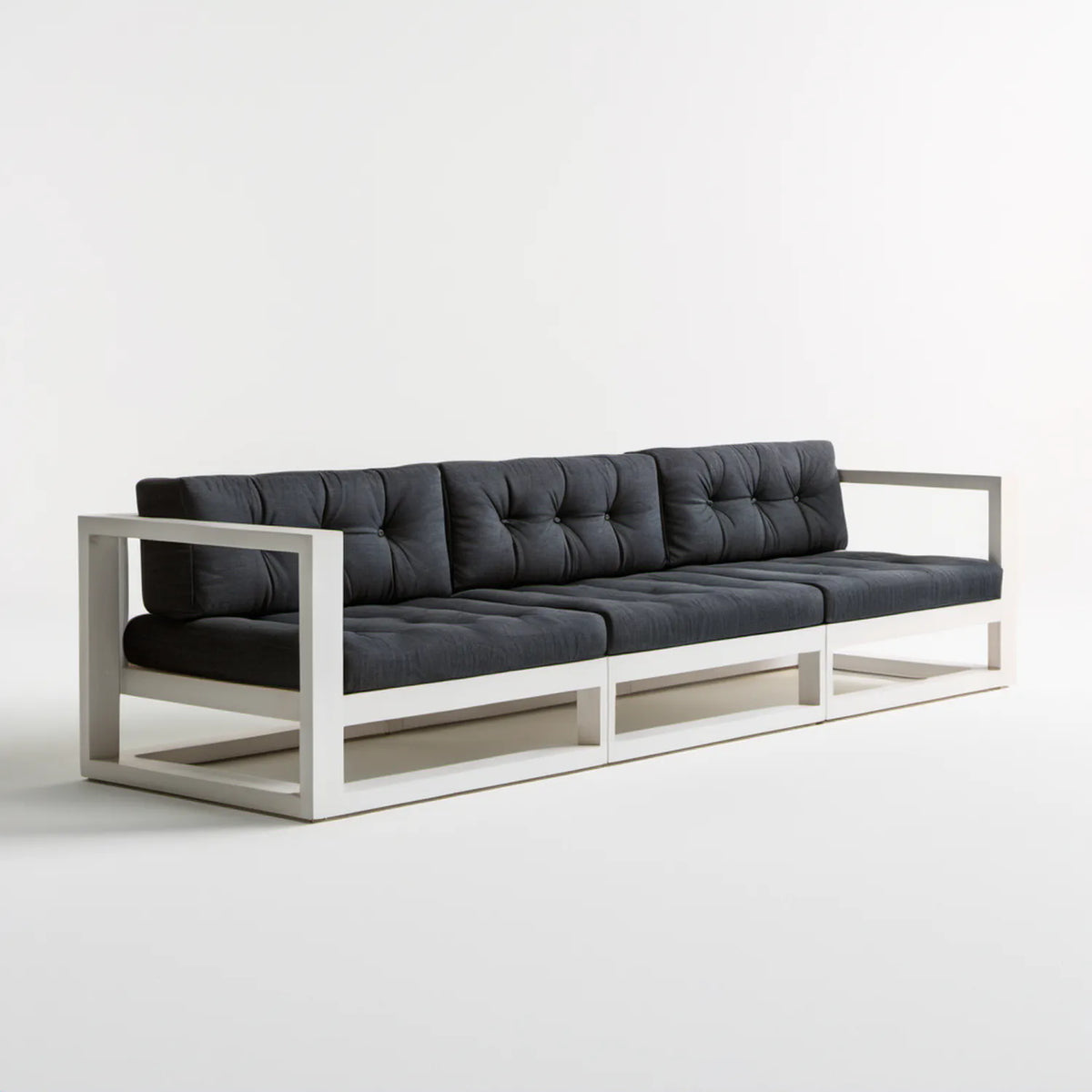 Trzyosobowa sofa ogrodowa z czarnymi poduszkami i białą ramą aluminiową, 210 × 75 × 70 cm